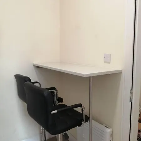 Charming 1-bed In Корк