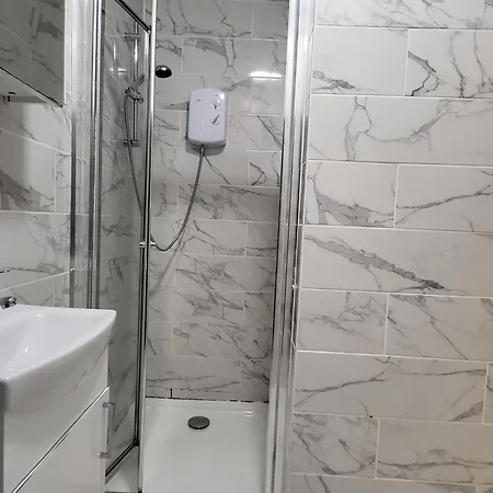 1bed-contactlesscheckin-outdoorspace * Κορκ
